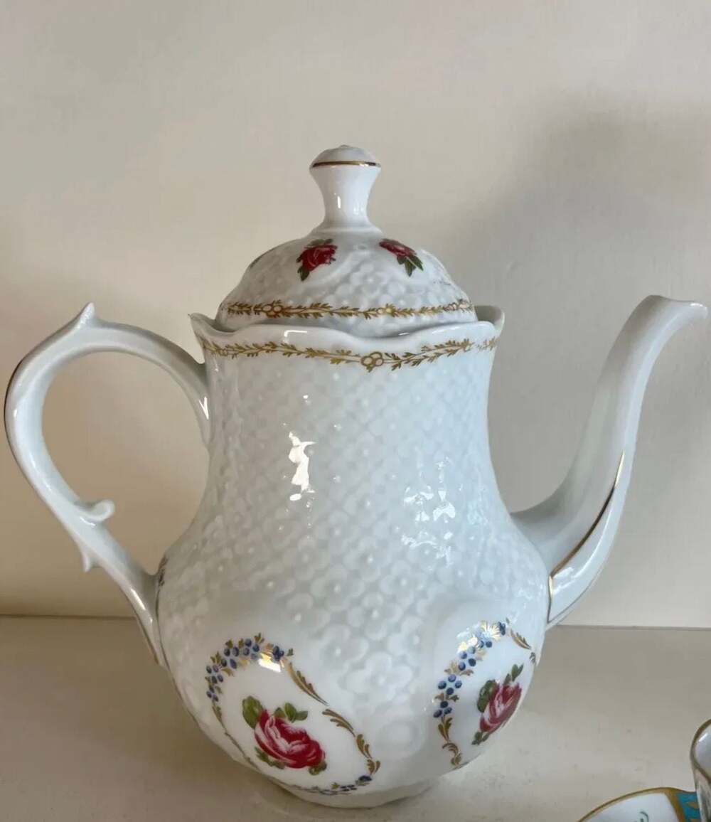 Herend Teapot with Rose Knob and Osier Shaped Flower Garland Pattern